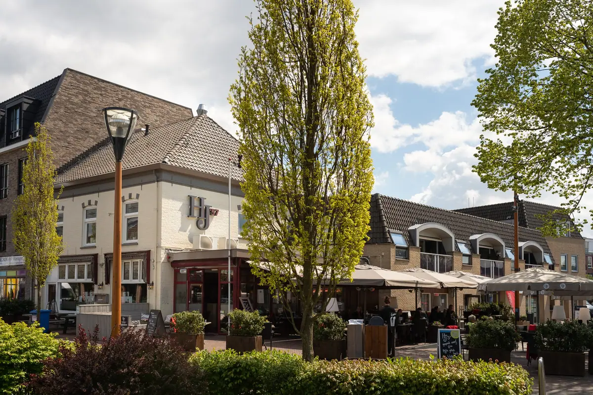 Het terras van HJ'57 aan de markt in het voorjaar