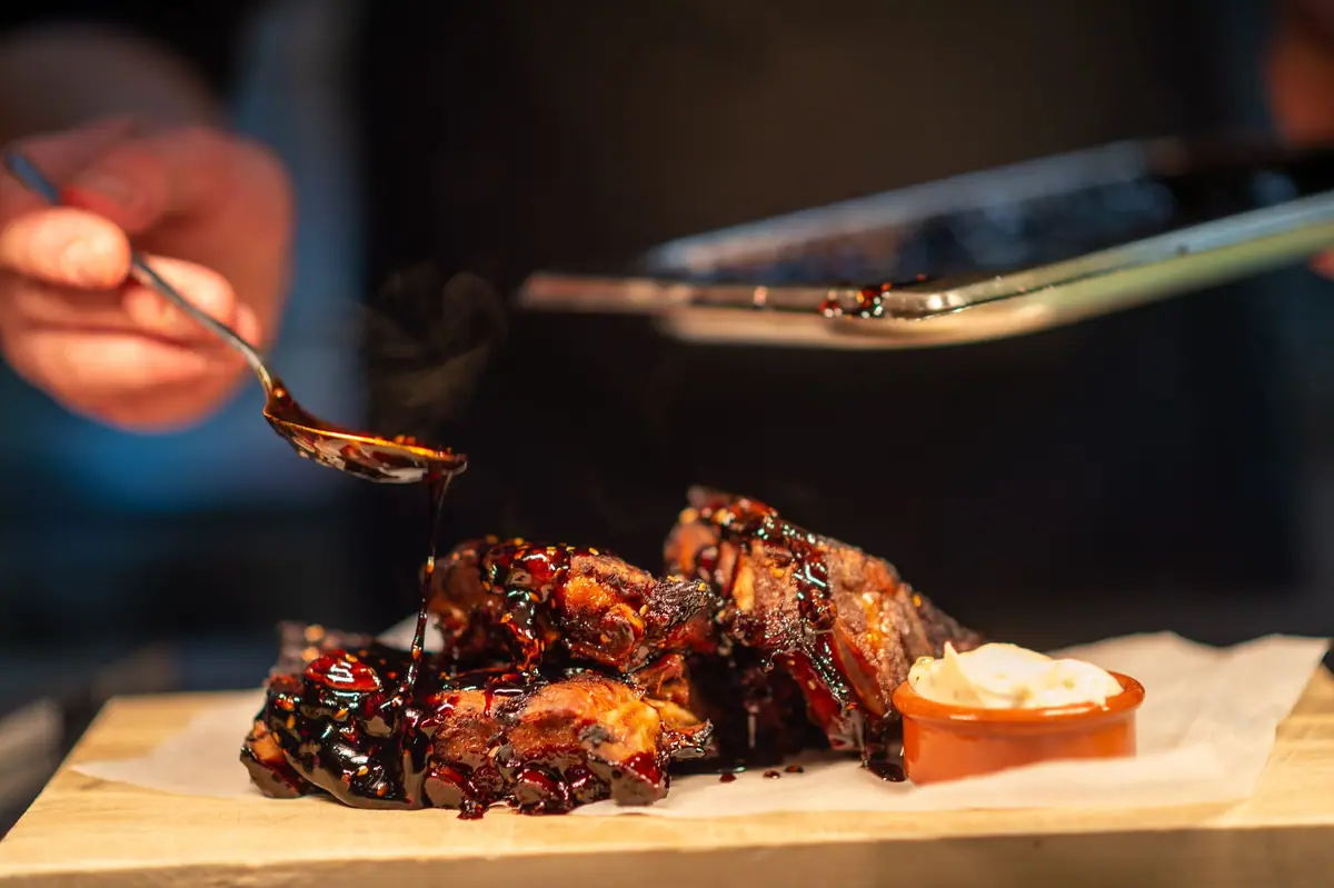 Spareribs worden geglaceerd met HJ's eigen marinade